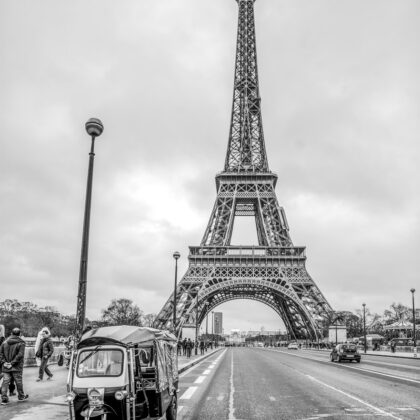 Cuadro fotográfico de la Torre Eiffel en París con un tuk tuk