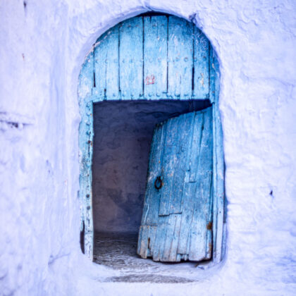 Puerta azul típica de Marruecos – fotografía decorativa