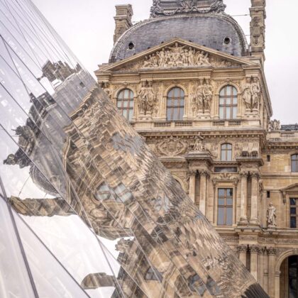 Reflejo de la Pirámide del Louvre