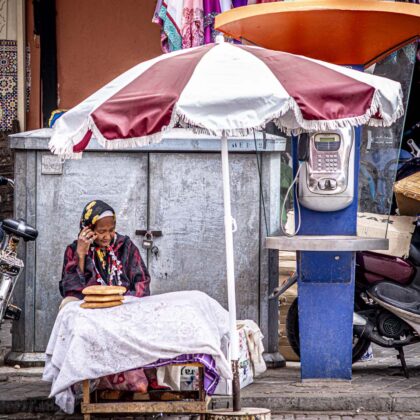 Vendedora en un mercado de Marruecos – fotografía urbana